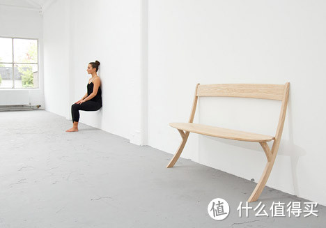 荷兰设计师 Izabela Bołoz 打造两腿长椅 Leaning Bench