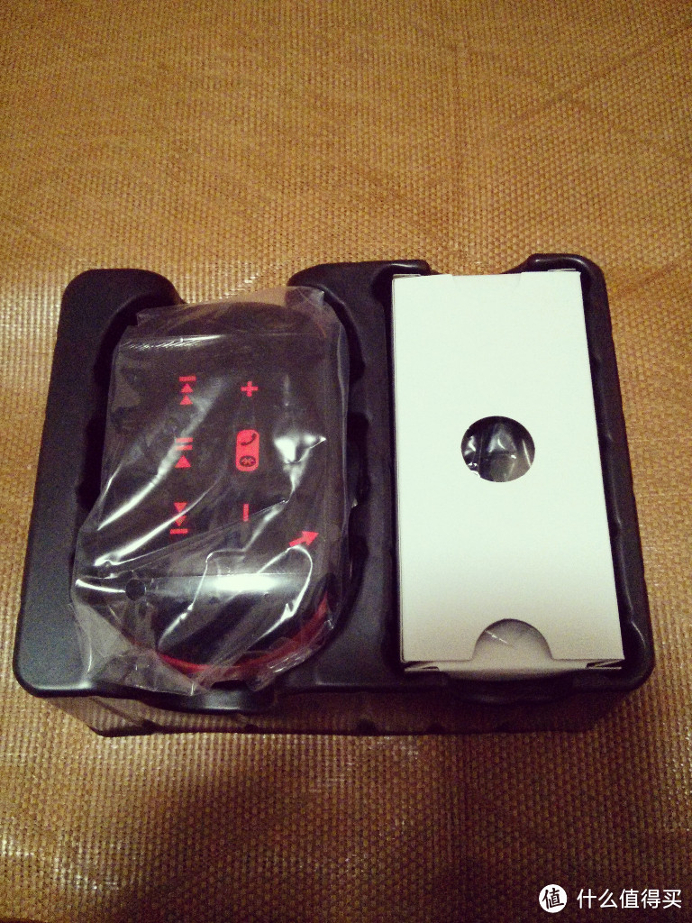 Logitech 罗技 UE Mini Boombox 便携无线音箱 & JBL PEBBLES 音乐蜗牛 立体声音箱