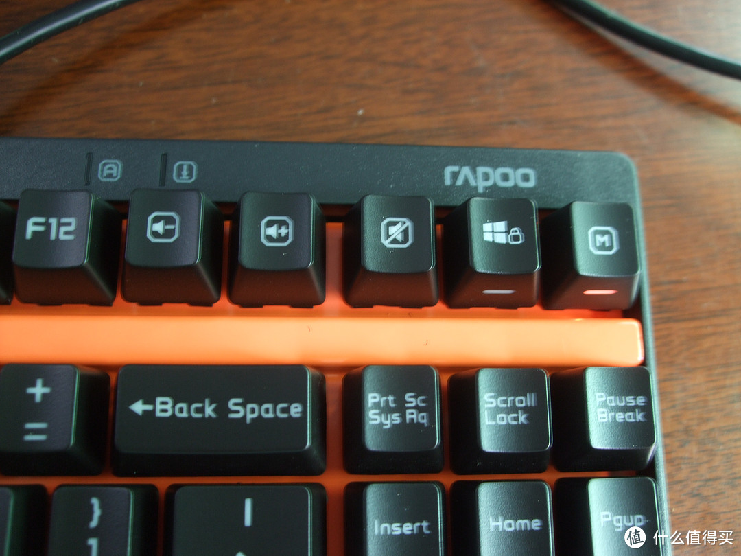 右上角多媒体键特写，还有能发光的WIN LOCK和MODE切换键