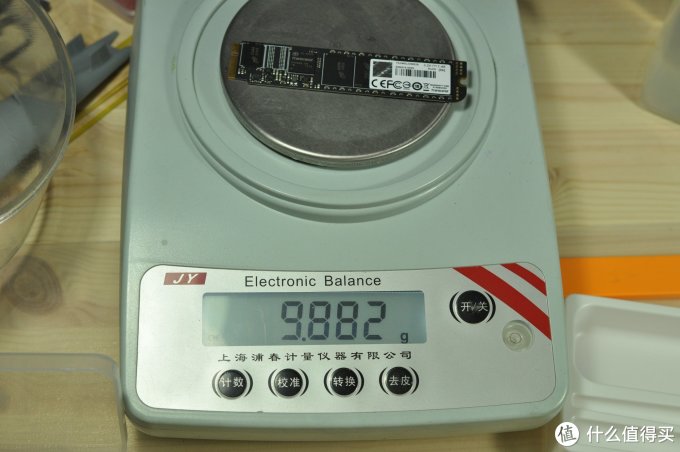 新硬盘重9.882克。比新老硬盘容量更大,居然还更轻。 新硬盘重9.882克。比新老硬盘容量更大,居然还更轻。