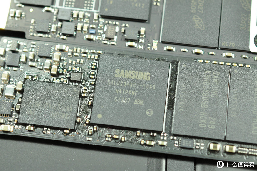 原装硬盘使用三星的主控。型号为S4LJ204X01-Y040。