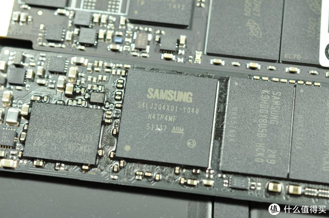 原装硬盘使用三星的主控。型号为S4LJ204X01-Y040。 原装硬盘使用三星的主控。型号为S4LJ204X01-Y040。