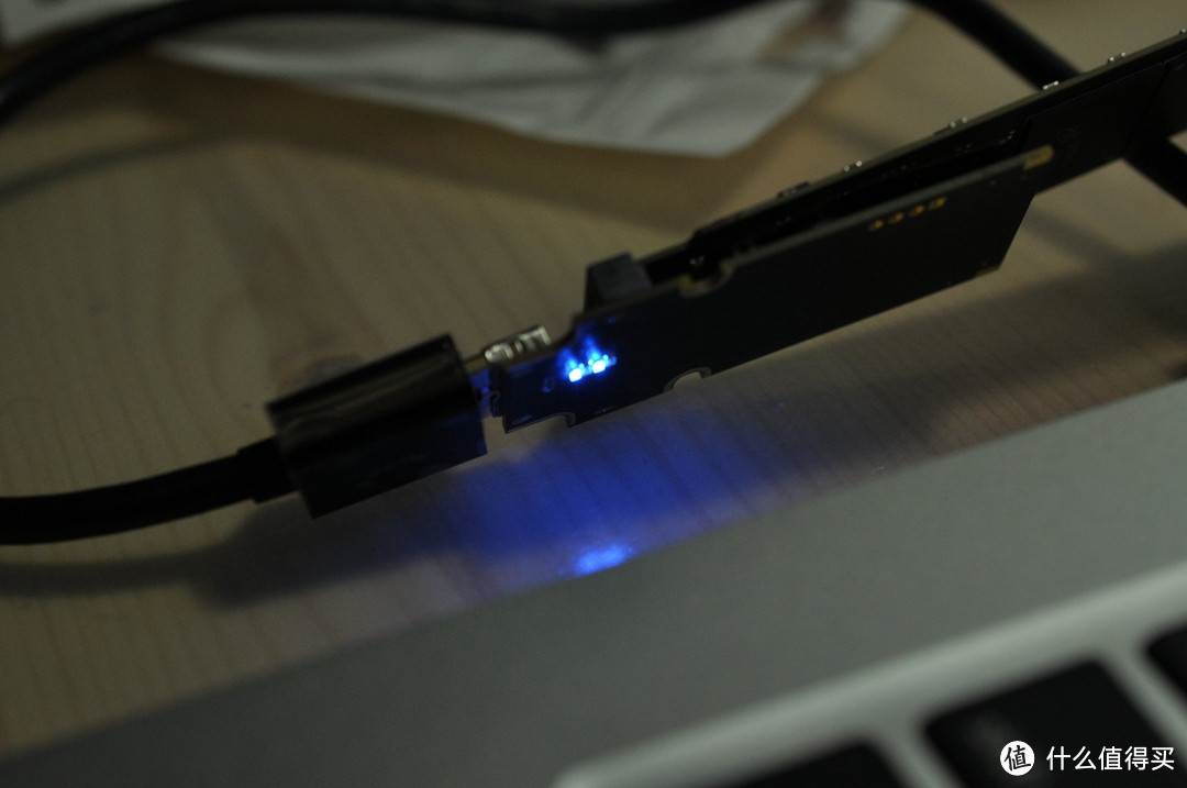 闪蓝灯了，看来已经切换到了USB3.0模式。