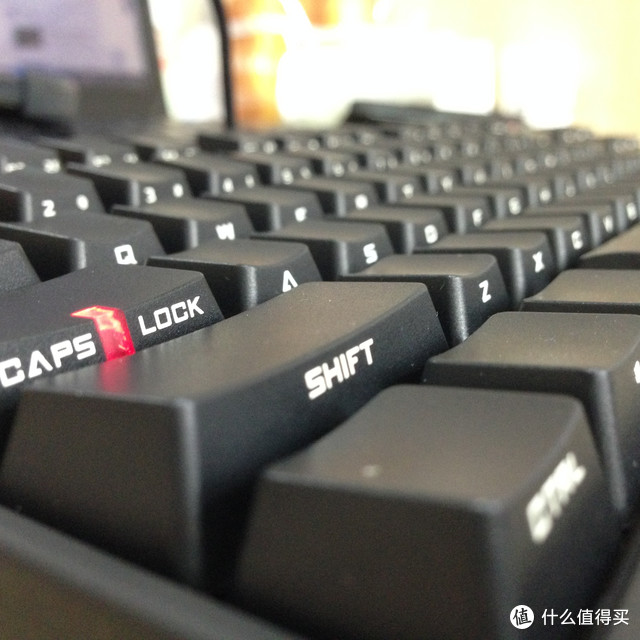 给自己的生日礼物：CM STORM 烈焰枪 侧刻版 茶轴 游戏机械键盘