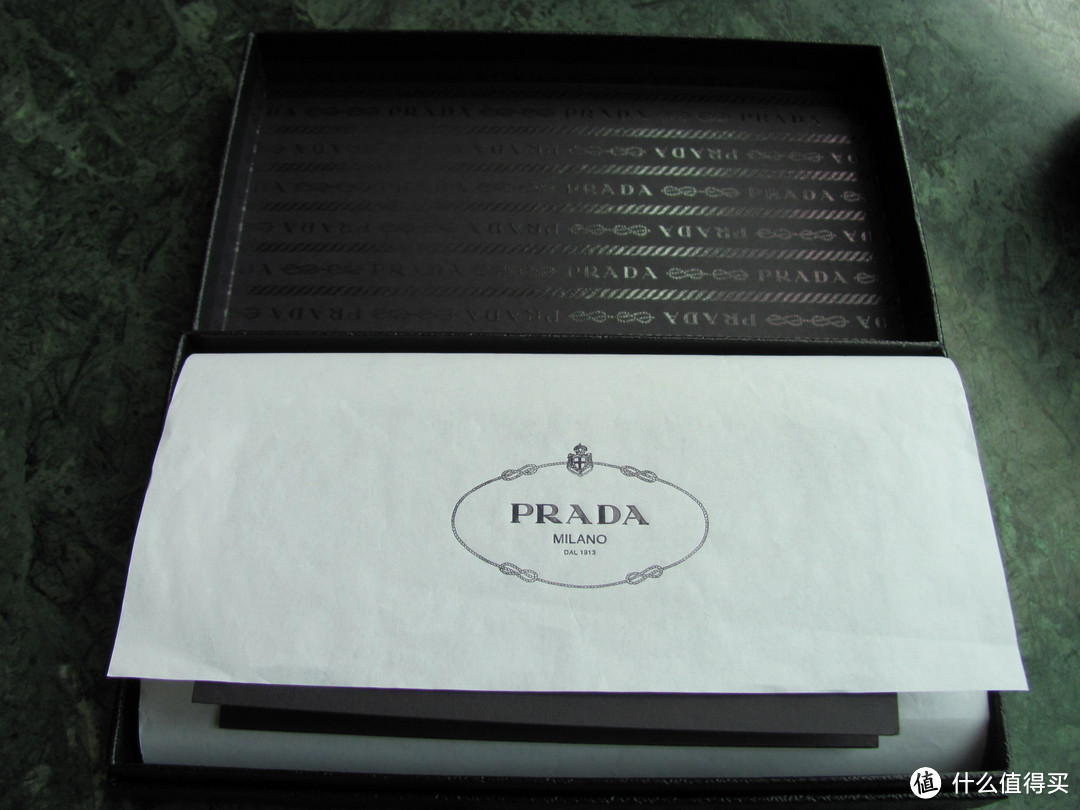 穷养自己 富养老婆：偷偷晒老婆的 PRADA 普拉达 牛皮十字纹长款钱包 1M1122