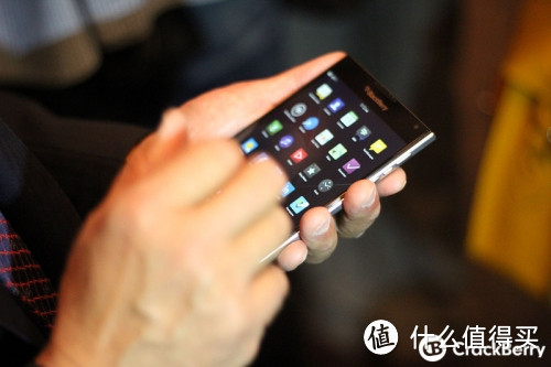 BlackBerry 黑莓CEO展示新机Passport  正方形显示屏+Qwerty键盘