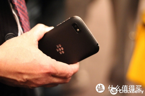 BlackBerry 黑莓CEO展示新机Passport  正方形显示屏+Qwerty键盘