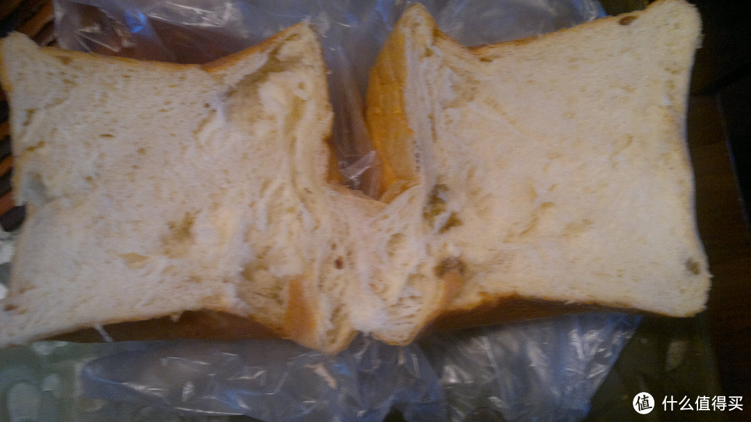面包还是热腾腾的时候，我就急不可耐的把它切开