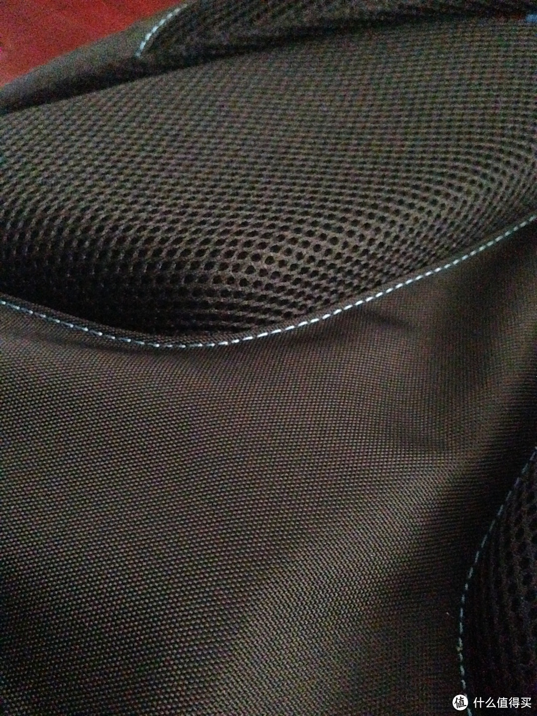 背包背面，非常厚的网，里面貌似是海绵。