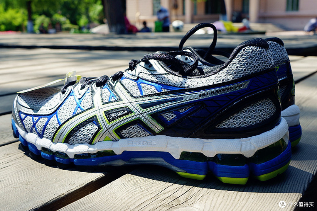 换个视角看asics 亚瑟士 GEL-KAYANO 20-slim 男款跑鞋
