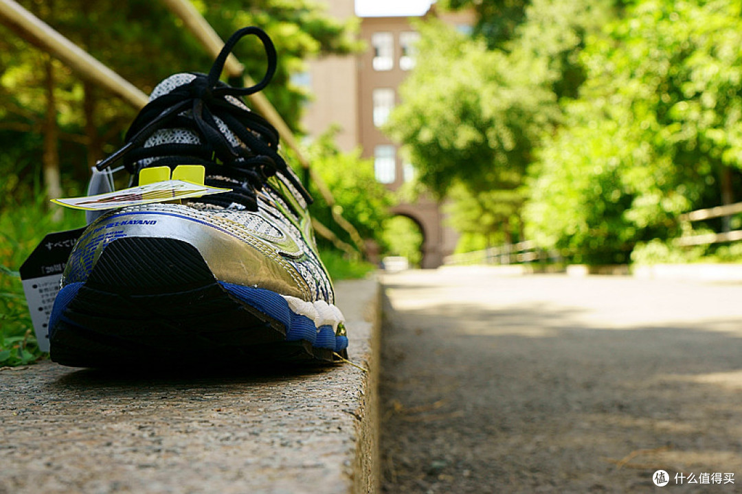 换个视角看asics 亚瑟士 GEL-KAYANO 20-slim 男款跑鞋