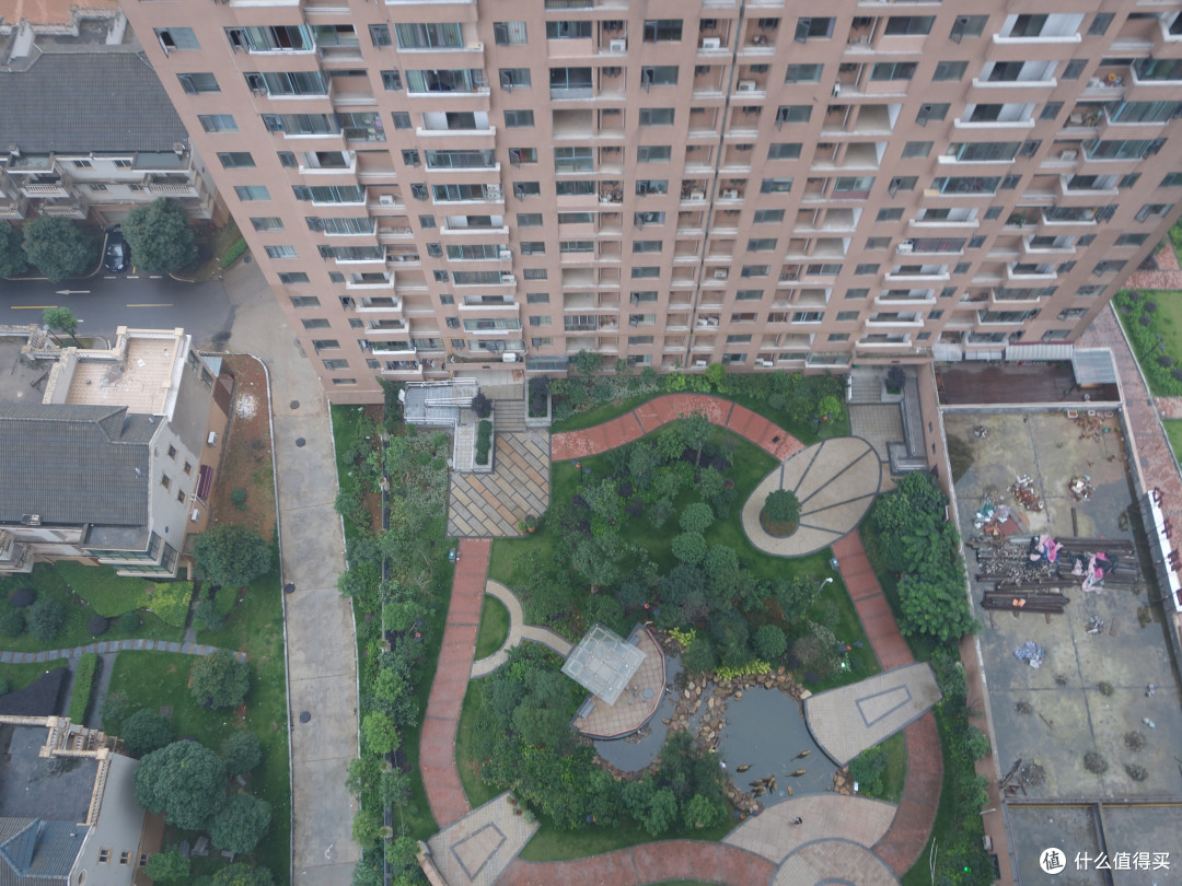 5.4,把 qx100 装在自拍支架上探出窗外,地点是25楼,这个角度很有趣.5.