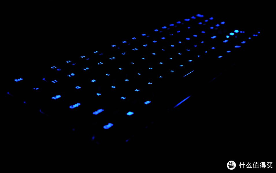 电脑桌上的霓虹：Rosewill RGB80 1680W色背光 RGB青轴 机械键盘