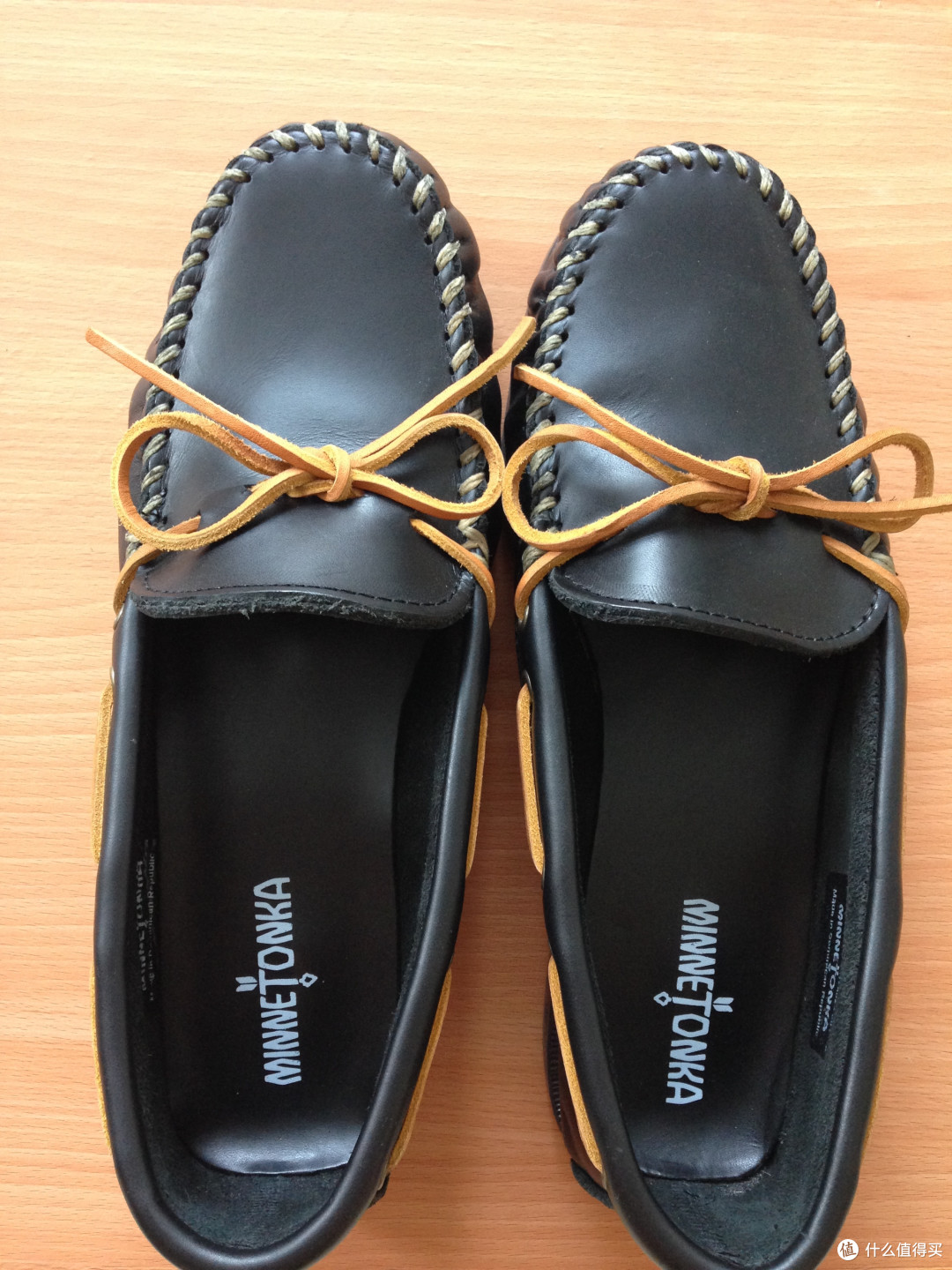 Minnetonka 迷你唐卡 Classic Camp Moccasin 经典款黑色船鞋