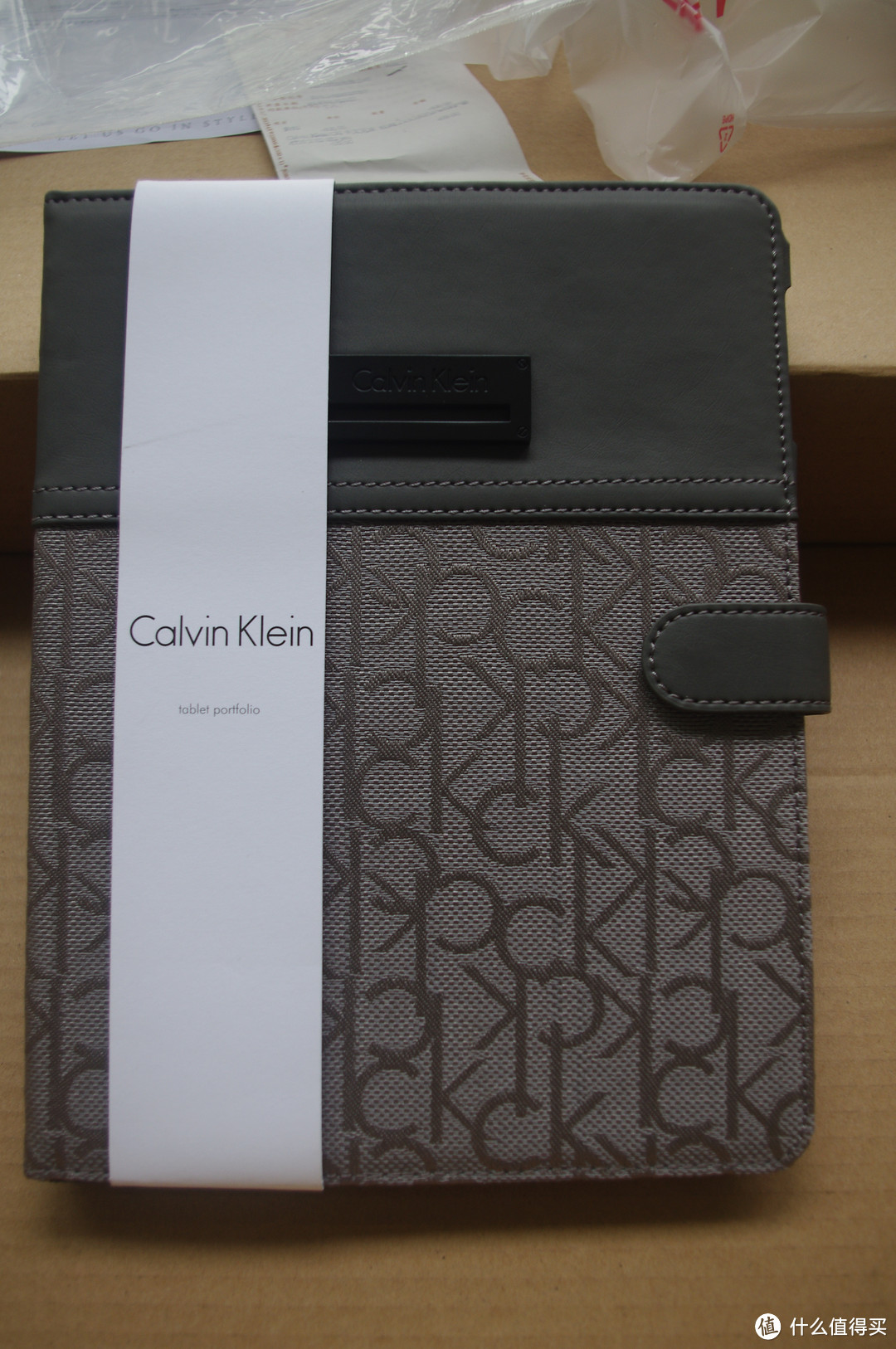 Calvin Klein CK 卡文克莱 经典LOGO灰色iPad保护套 4710 2083 032 ym