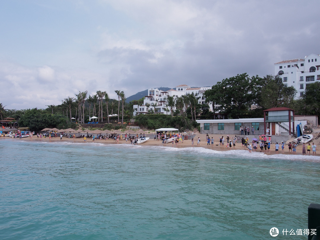 海滩上的人……因为亚龙湾海滩这段是公共海滩，你们懂得