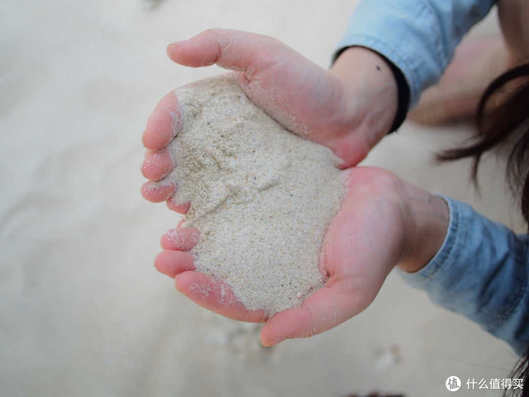 蜈支洲岛的特色，珊瑚沙，女王（的手）出镜