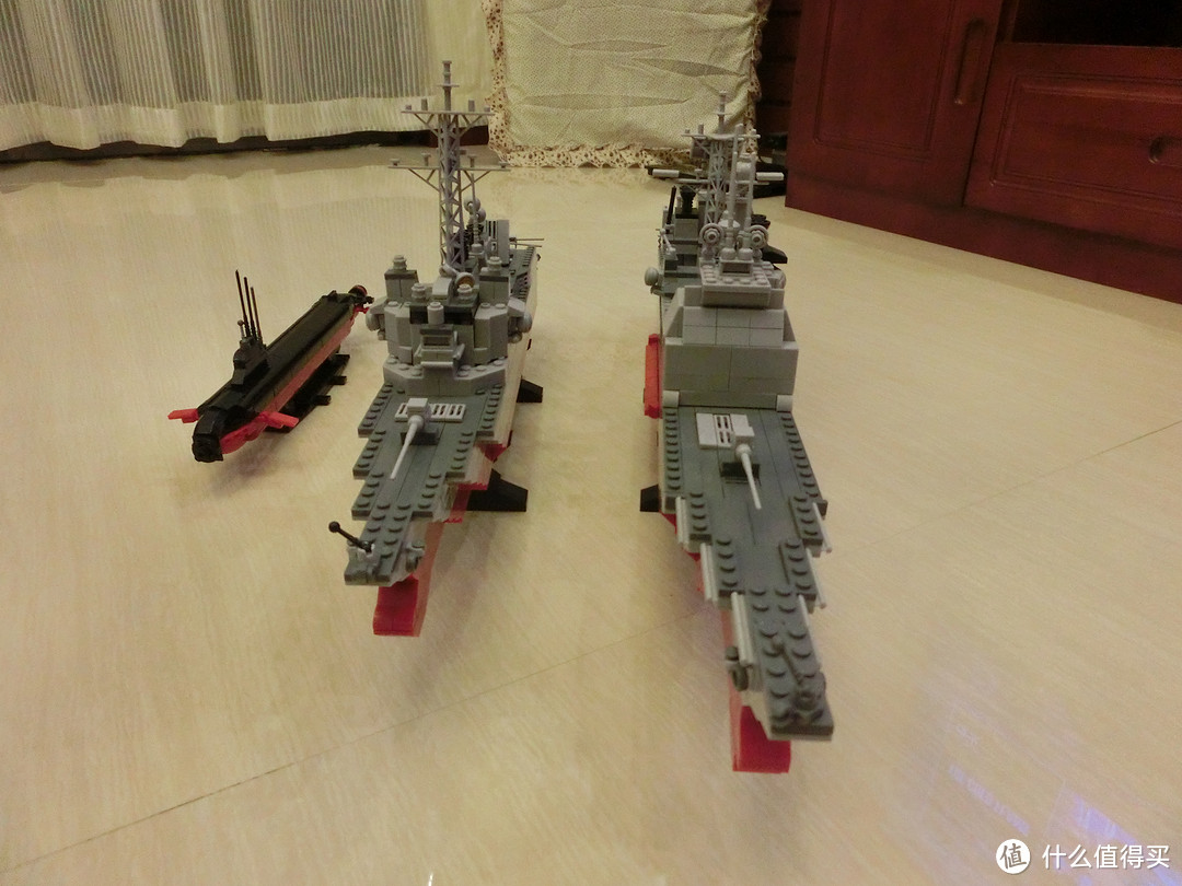 三个跟班，从左到右依次是潜艇、驱逐舰、巡洋舰