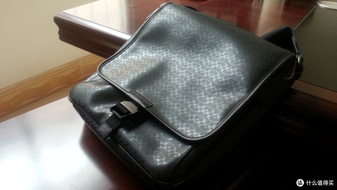 COACH 寇驰 Heritage Signature Embossed Pvc 男款经典邮差包 F70765