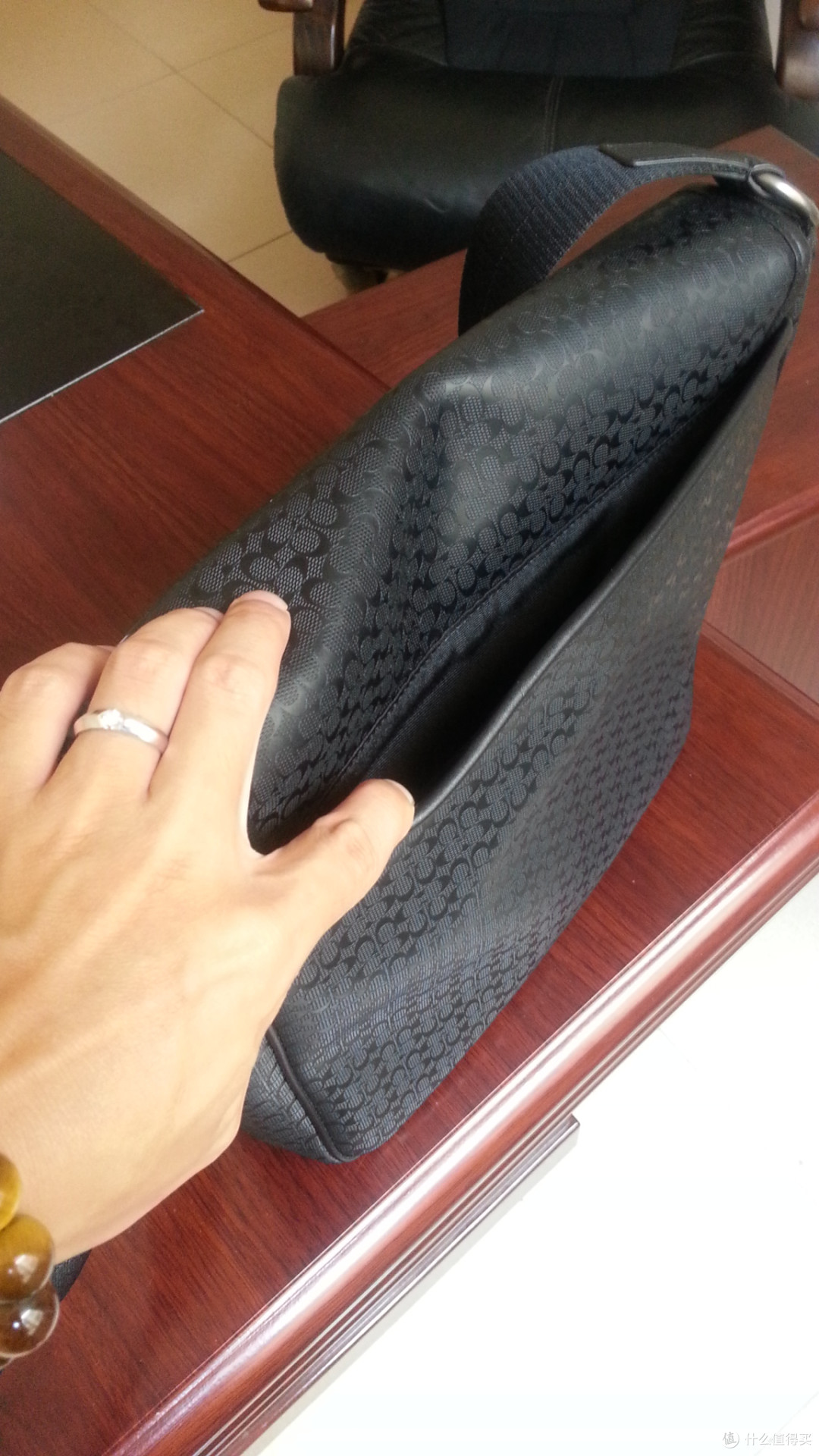 COACH 寇驰 Heritage Signature Embossed Pvc 男款经典邮差包 F70765