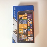 诺基亚Lumia 1320手机外观展示(机身|充电头|充电线|摄像头)