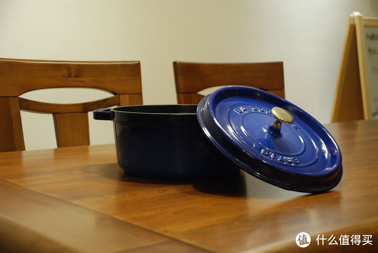 黑珐琅与白珐琅的区别：STAUB & Le Creuset 珐琅铸铁锅汤锅