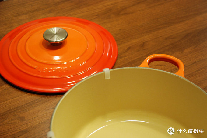 黑珐琅与白珐琅的区别：STAUB & Le Creuset 珐琅铸铁锅汤锅