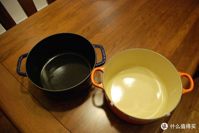 黑珐琅与白珐琅的区别：STAUB & Le Creuset 珐琅铸铁锅汤锅