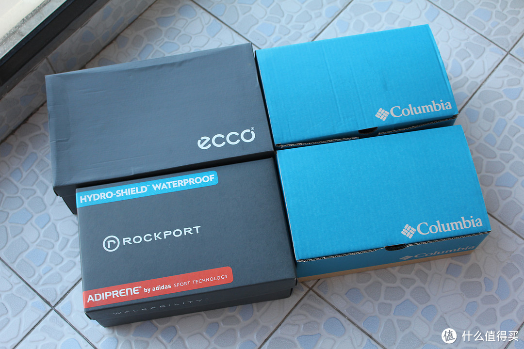四双鞋，Ecco的鞋盒最大，Columbia的最小，转运的纸壳都丢在
