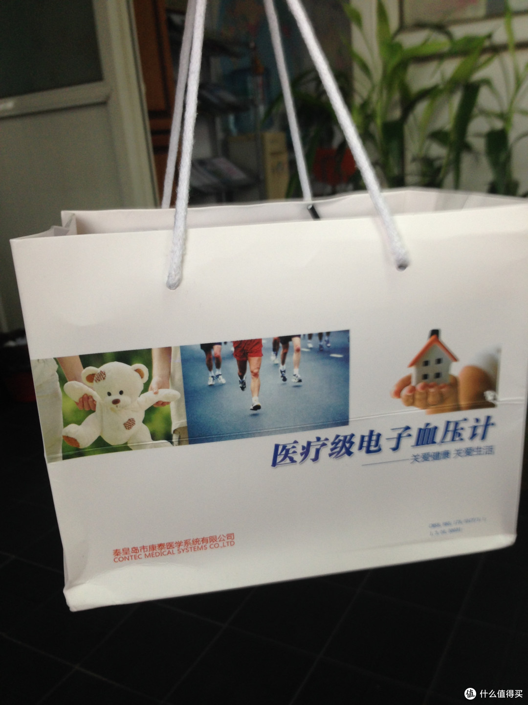 产品附带一个提带，送人比较美观