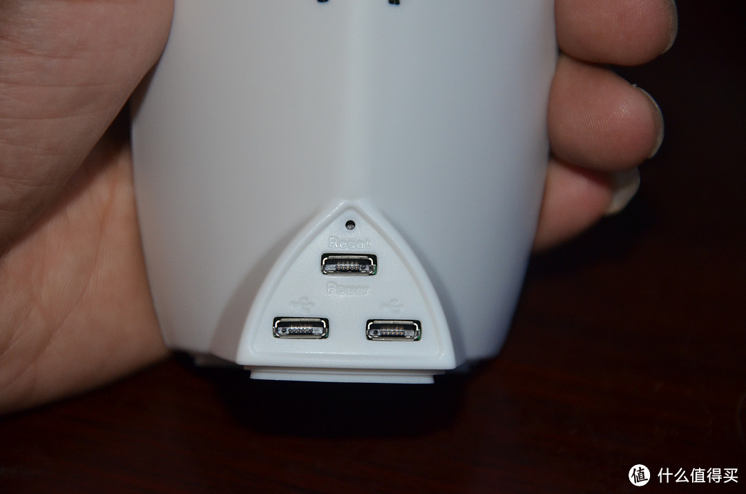 三个Micro USB接口，其中上面是电源接口，下面两个是扩展模块接口