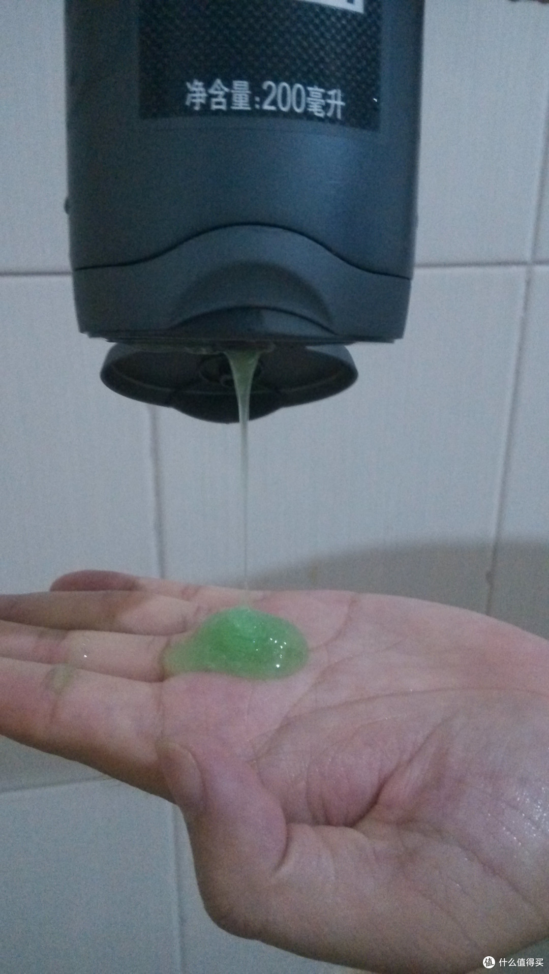 立马准备使用,来,张开你的k金眼瞅瞅,淡绿色的液体抓住瓶子不用挤