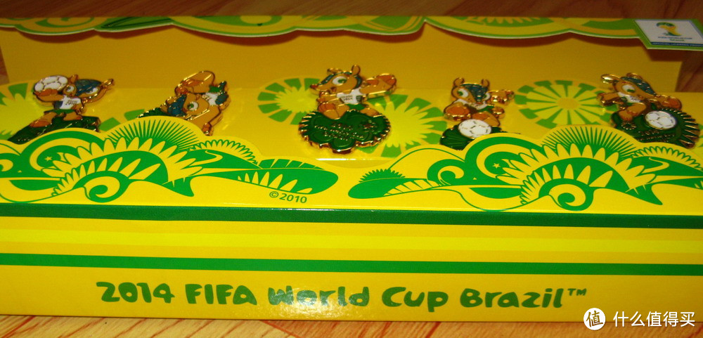 伪球迷便宜入手 FIFA 官方授权产品 2014巴西世界杯钥匙链、徽章