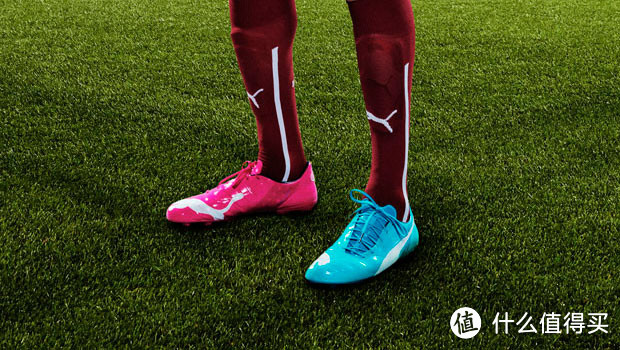 本届世界杯PUMA球星穿着左右脚不同配色的球鞋非常抢眼球
