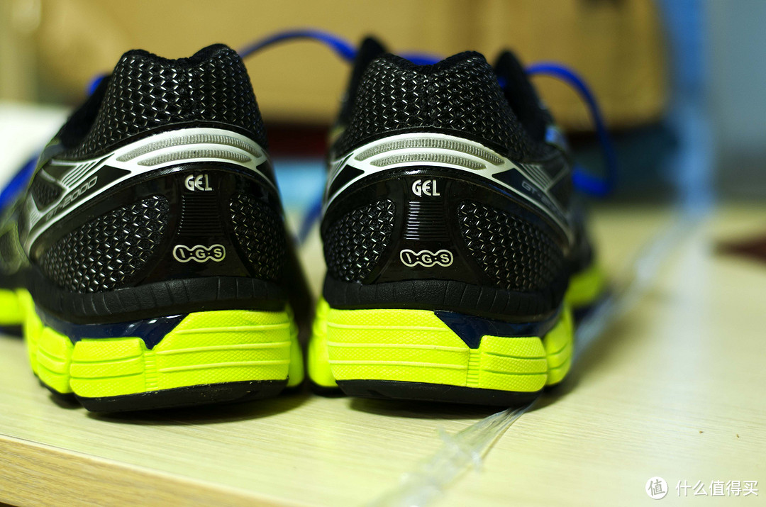 被人晒烂的 ASICS 亚瑟士 GT-2000 稳定系慢跑鞋