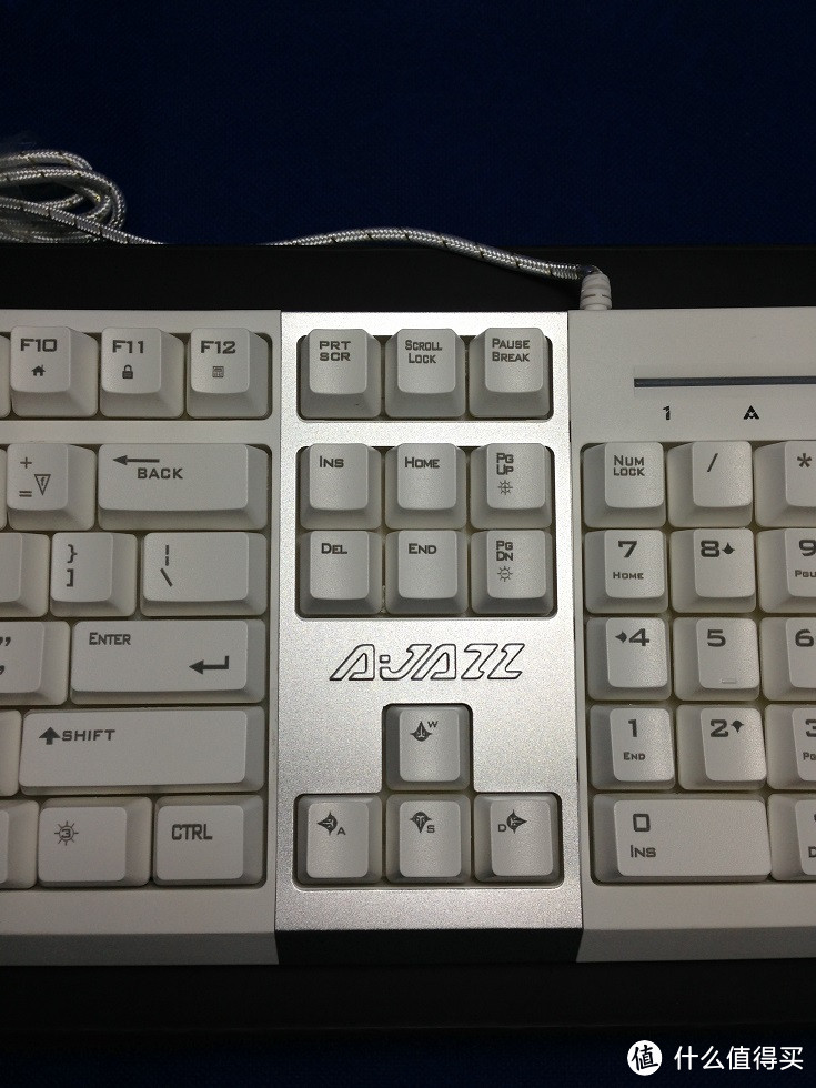 人生第一个背光键盘黑爵AK10白色彩虹键盘