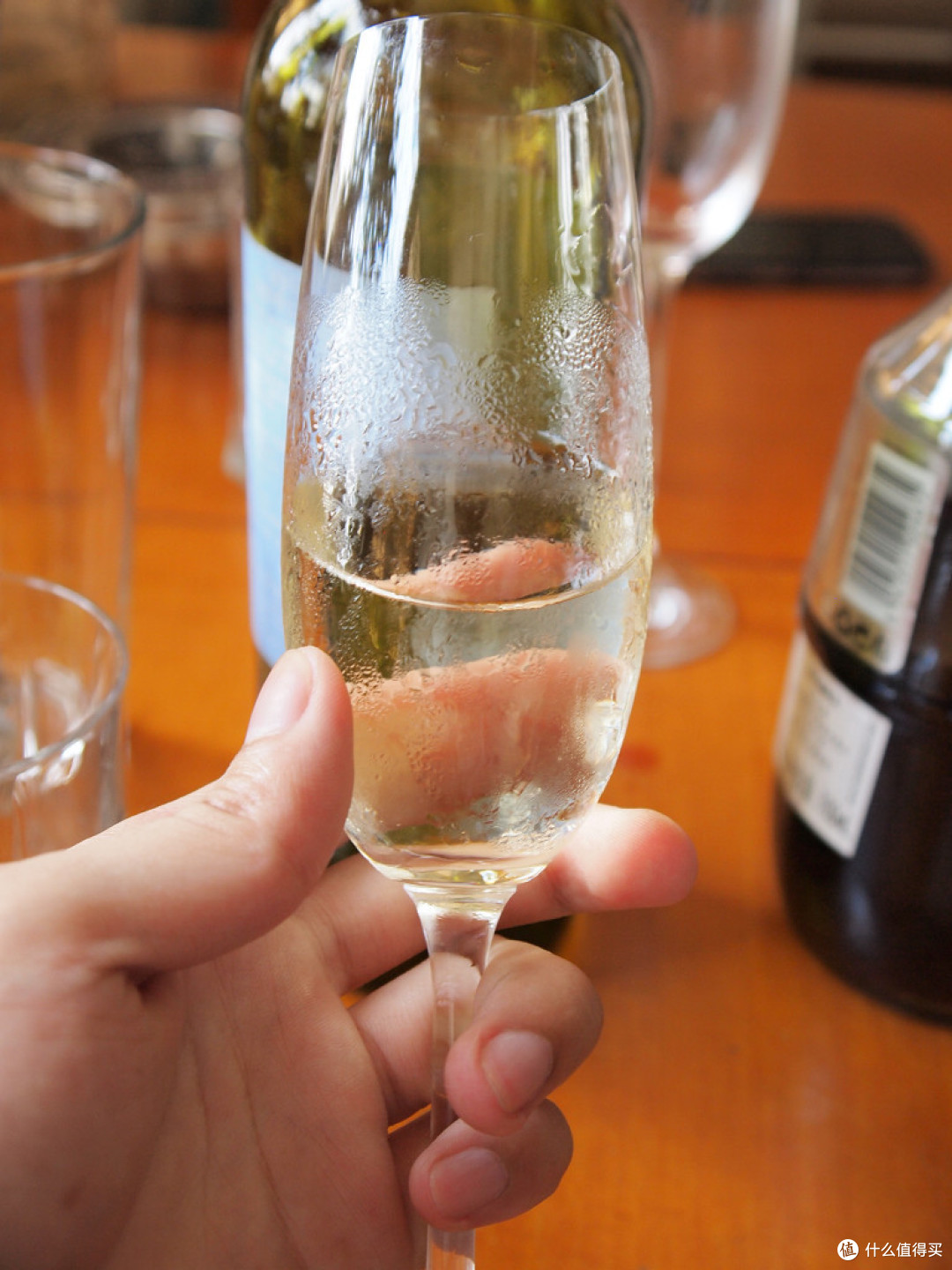 香味清新更诱人,入口更就感受到浓郁的葡萄酒味,顺喝了大半杯,我和