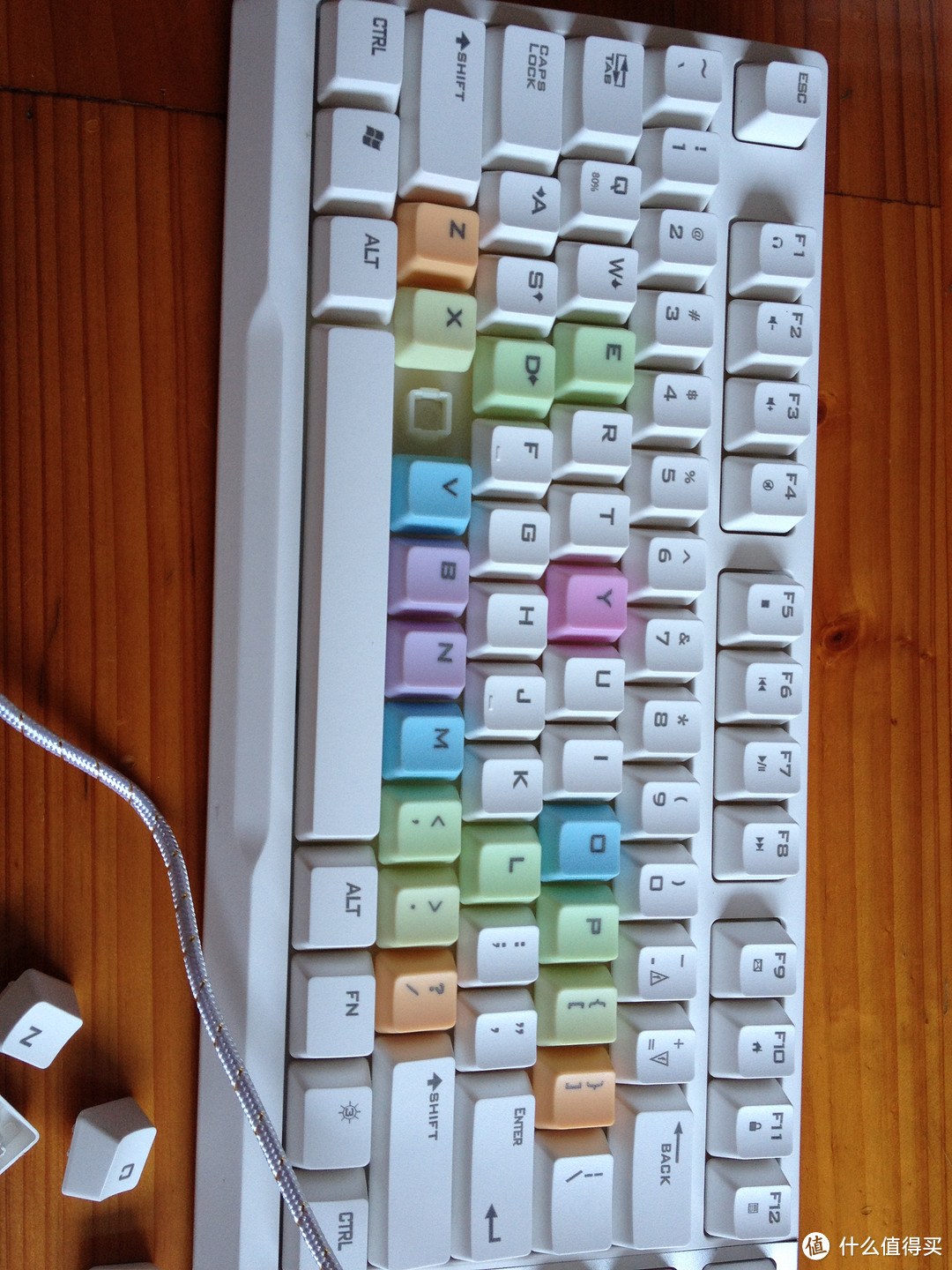 十九分之一——AJazz 黑爵 AK10 英魂之刃 键盘 白色彩虹版