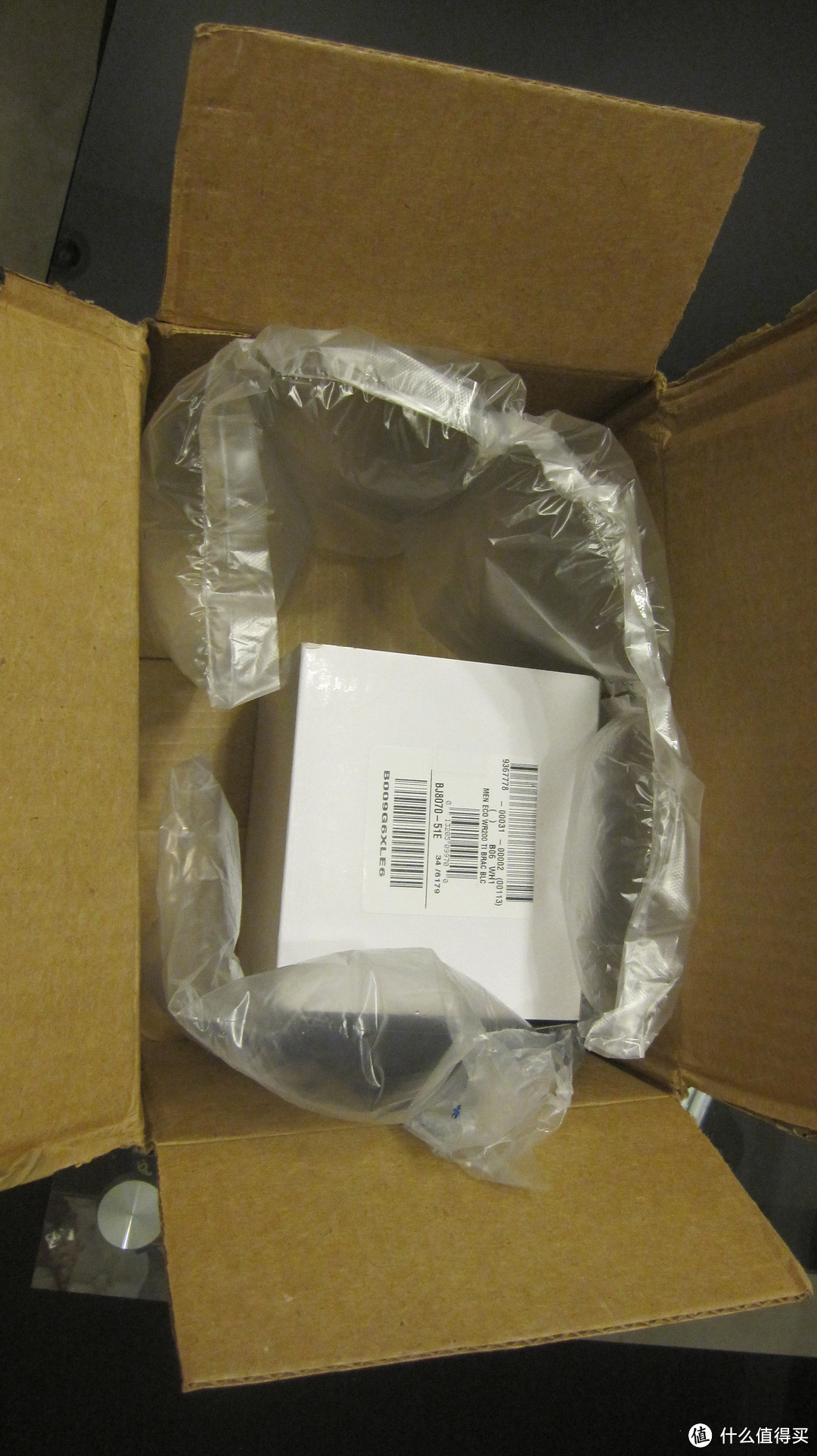 美亚这包装太简陋了，只在盒子四周放了缓冲袋。