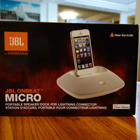 JBL OnBeat Micro 苹果iPhone5/5S/6 便携式充电底座音箱开箱展示(本体|接口|按键|指示灯|电池仓)