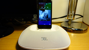 看我一个打三个：JBL OnBeat Micro 便携音乐底座