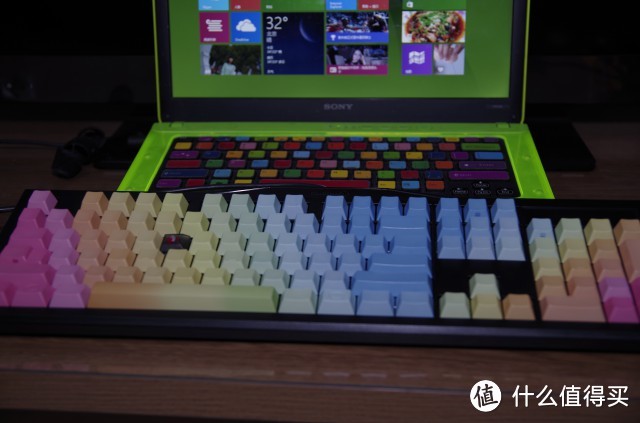 和电脑上的彩色键盘贴相互呼应！