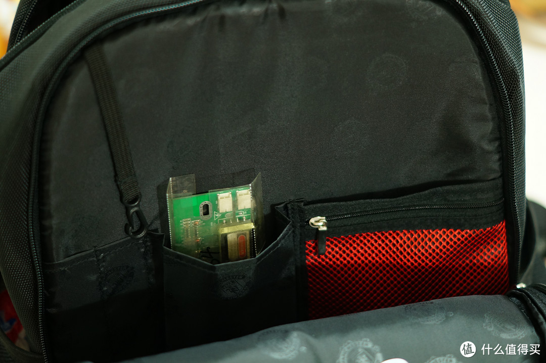 副袋的小附件挺多，适合放笔、钥匙、小本子、钱包。