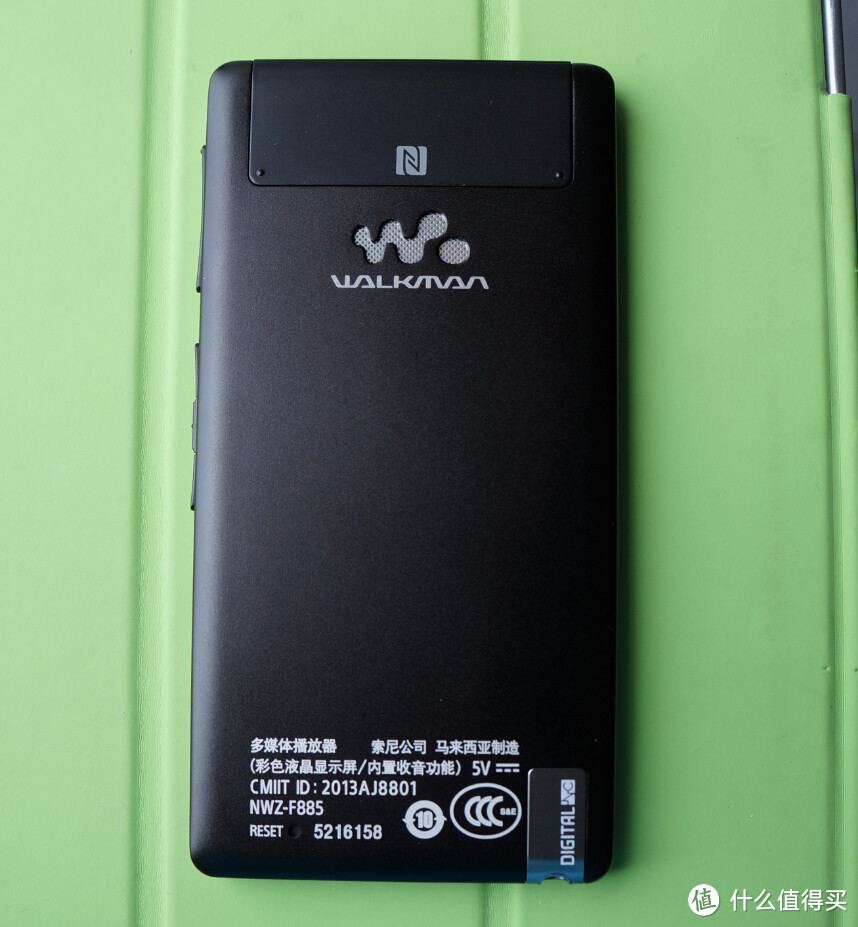 Sony walkman logo，本身是个机身扬声器。上面有NFC芯片