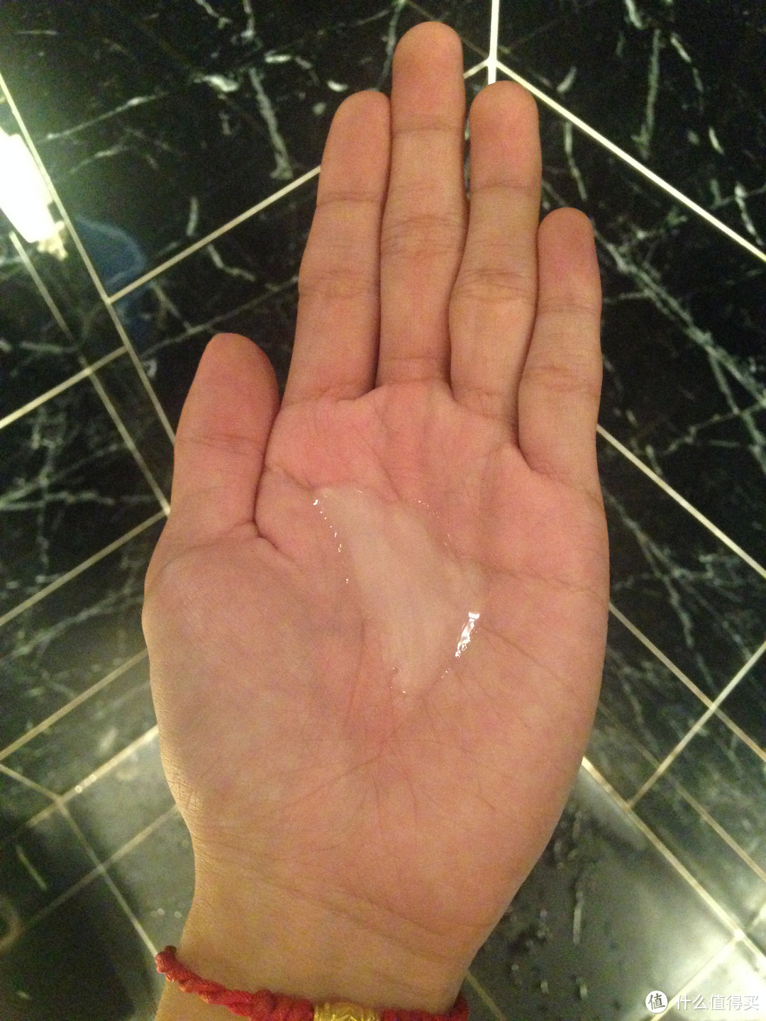 嗯,浑浊白色透明液体~(想歪的面壁去)细嗅下,香味算是比较朴素的.