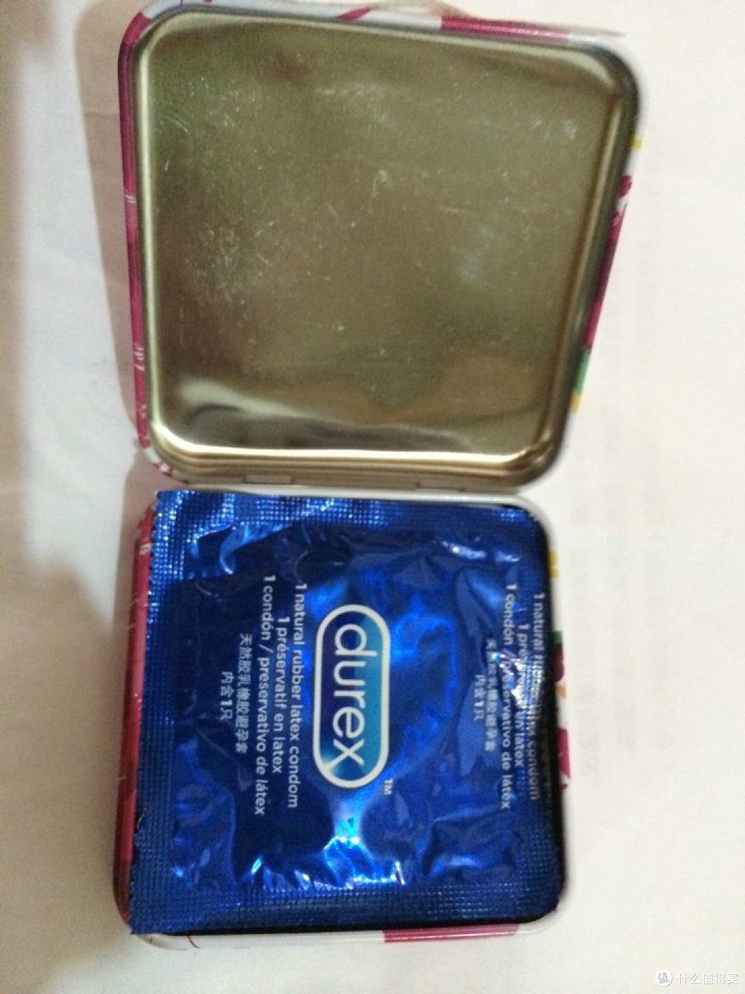 打开盒子，三只套套安静的躺在里面
