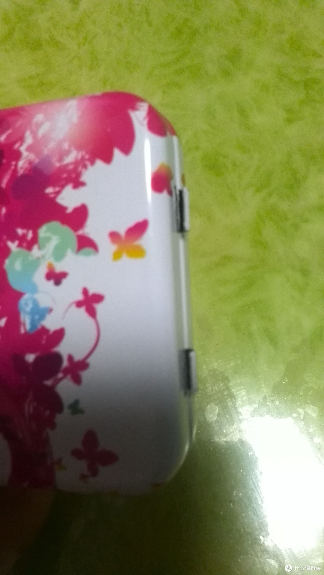 所以旁边的铰链松脱了，挂不住了