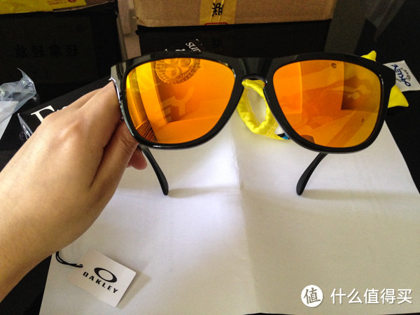 四轮载人，两轮载魂，机车男的夏天——OAKLEY FrogSkins 车王罗西限量款