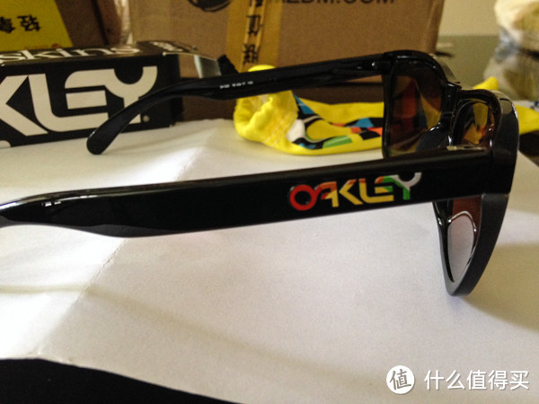 四轮载人，两轮载魂，机车男的夏天——OAKLEY FrogSkins 车王罗西限量款