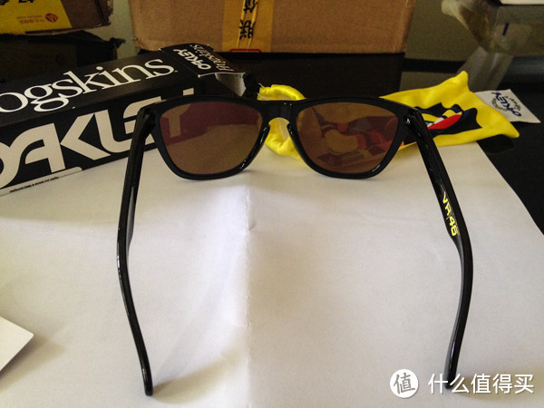 四轮载人，两轮载魂，机车男的夏天——OAKLEY FrogSkins 车王罗西限量款